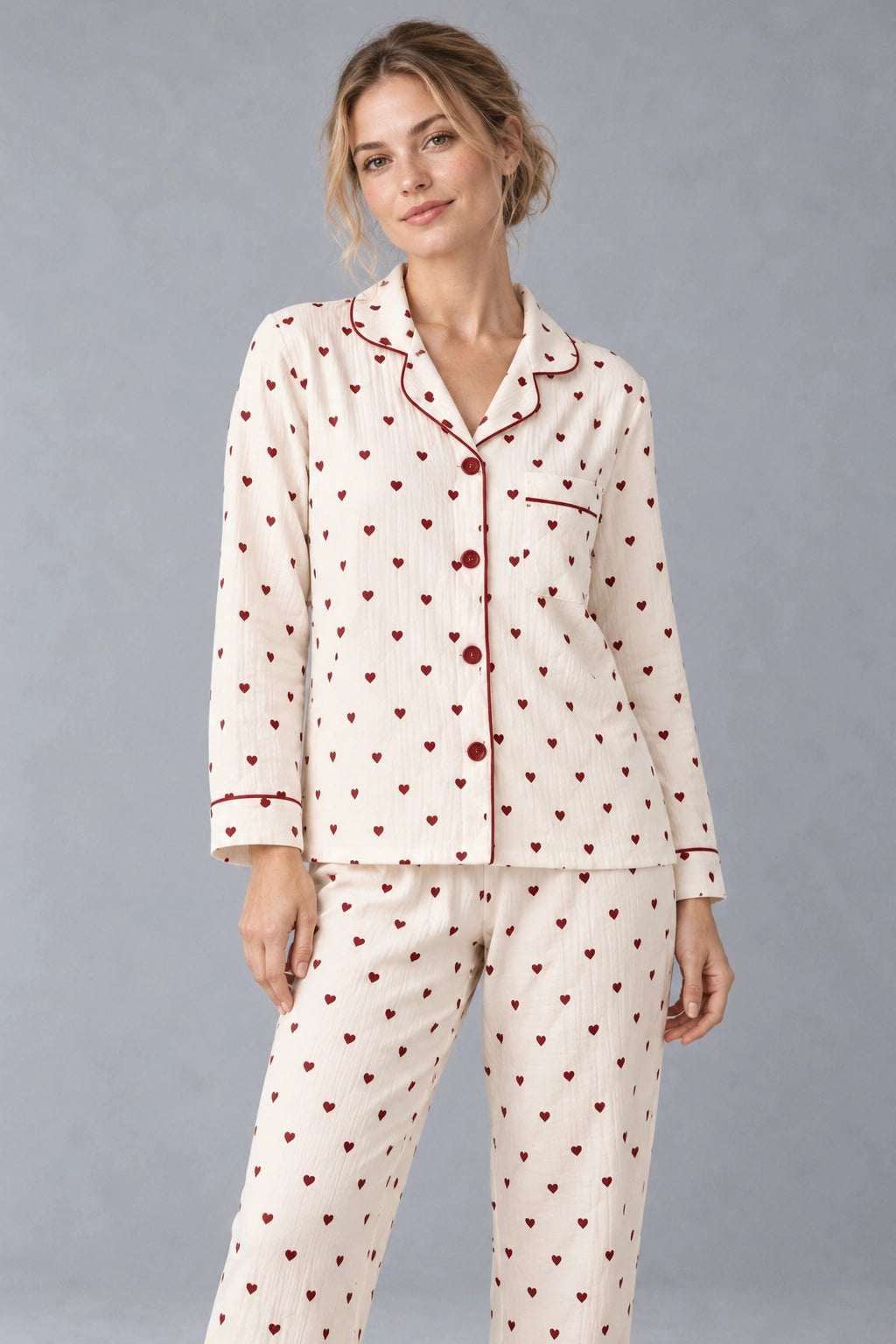 Pyjama Femme Coeurs Rouges – porté de face, en pied