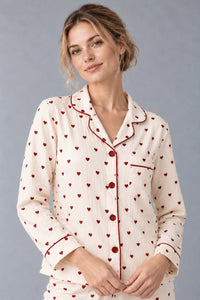 Pyjama Femme Coeurs Rouges – portrait buste, col drapé