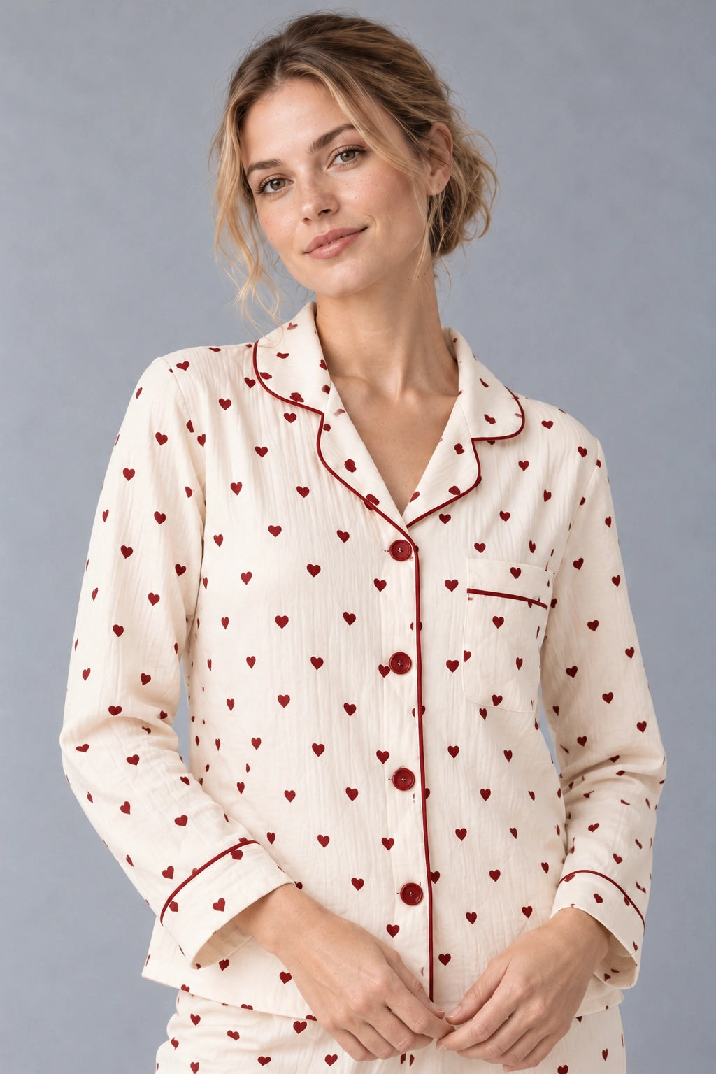 Pyjama Femme Coeurs Rouges – portrait buste, col drapé