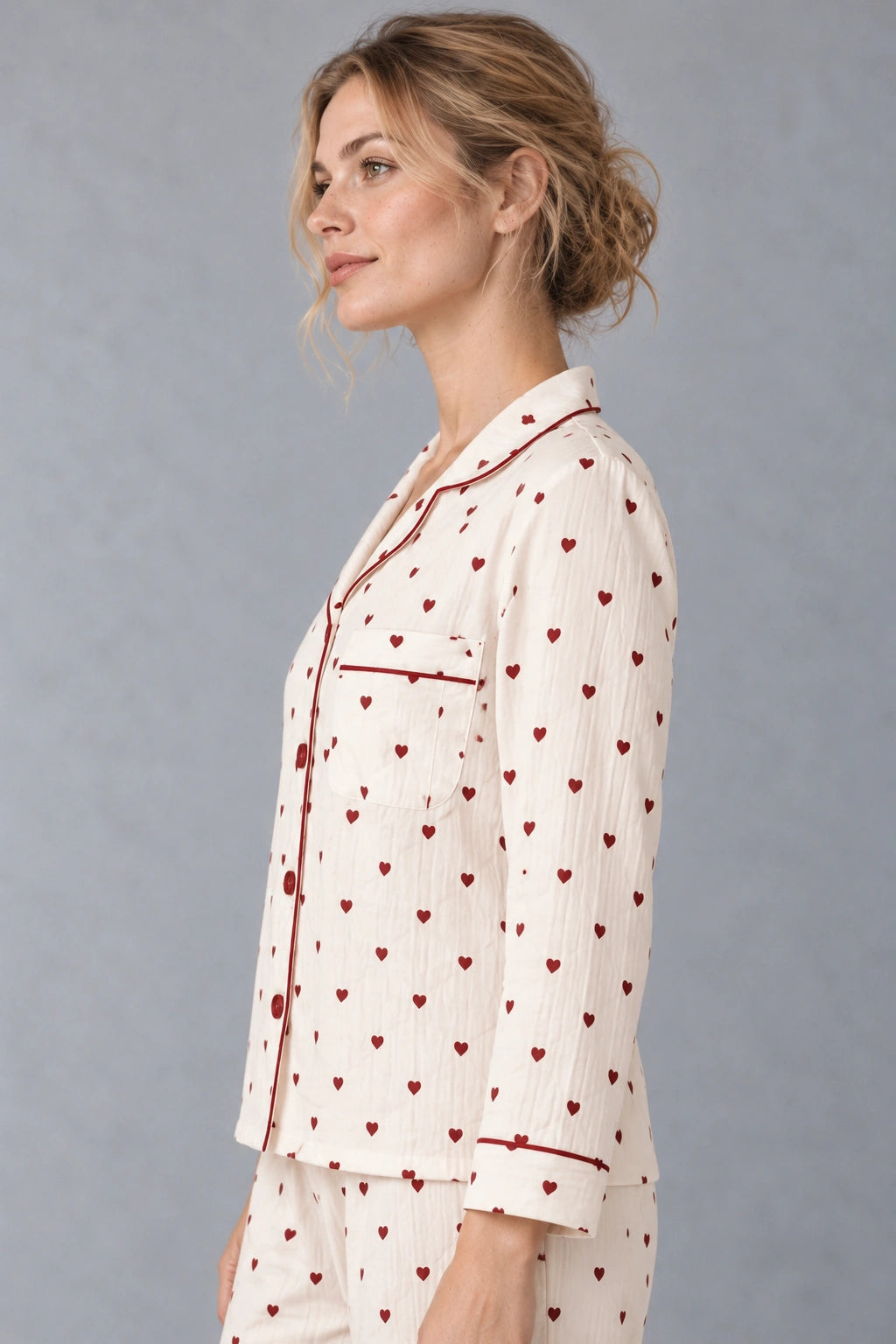 Pyjama Femme Coeurs Rouges – profil, buste porté