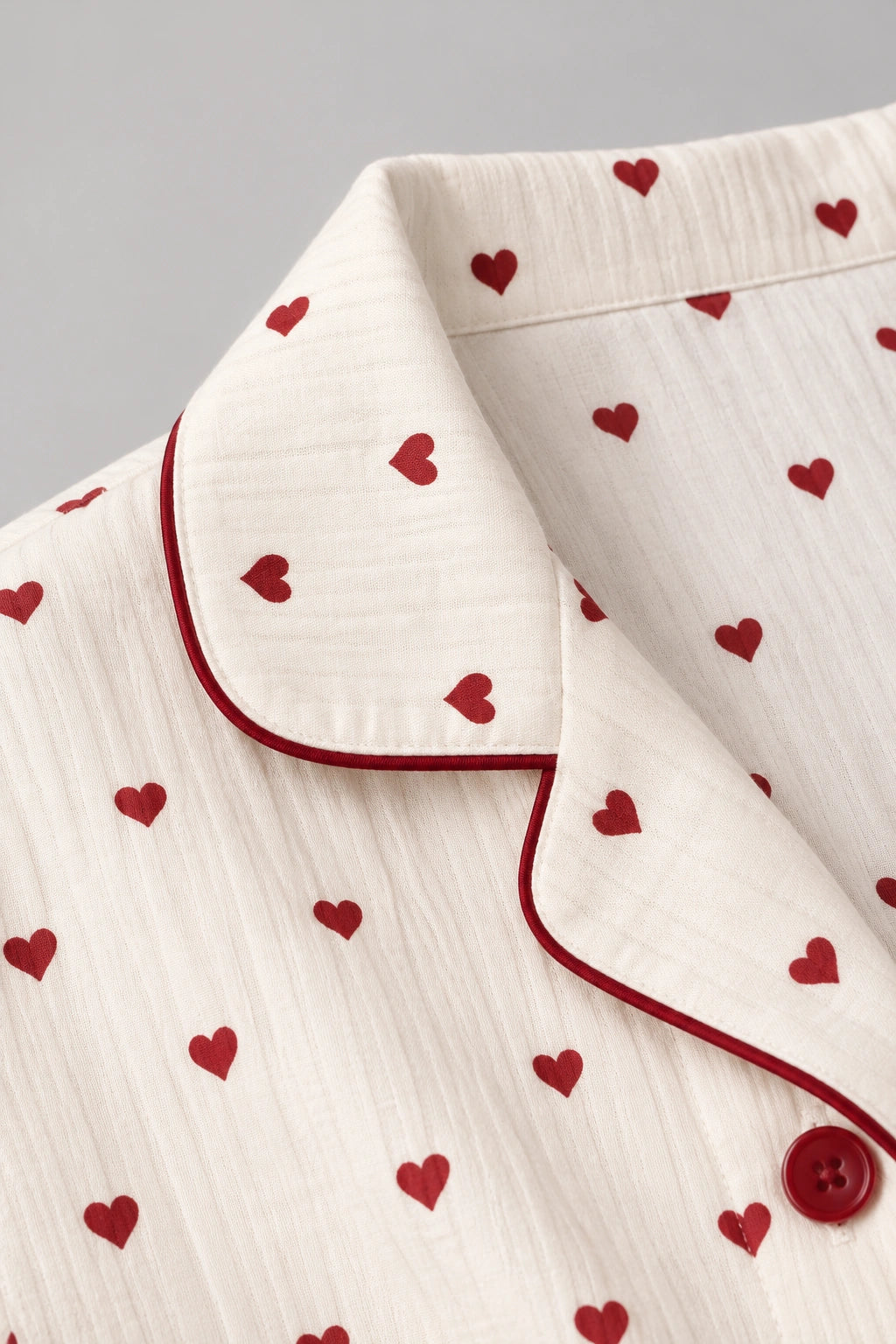 Pyjama Femme Coeurs Rouges – détail bretelle et couture