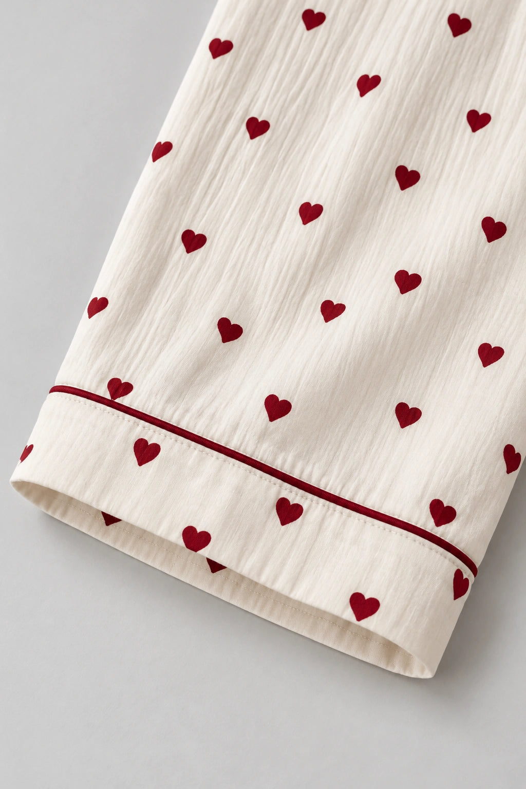 Pyjama Femme Coeurs Rouges – détail finition, ourlet